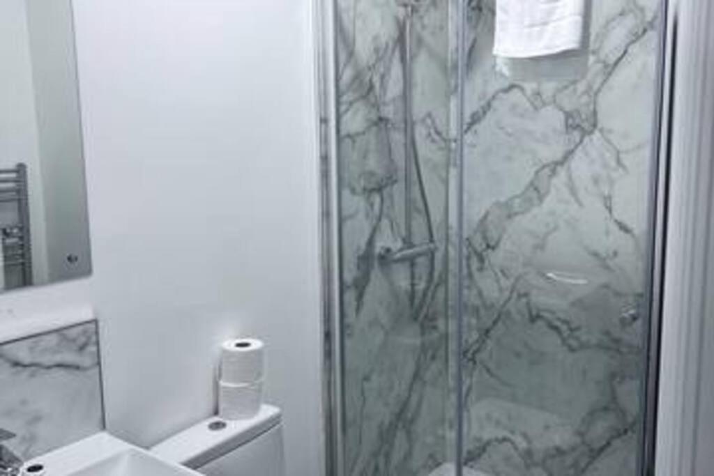 Free Parking - Cosy 2-br Flat Near Salford Royal Manchester