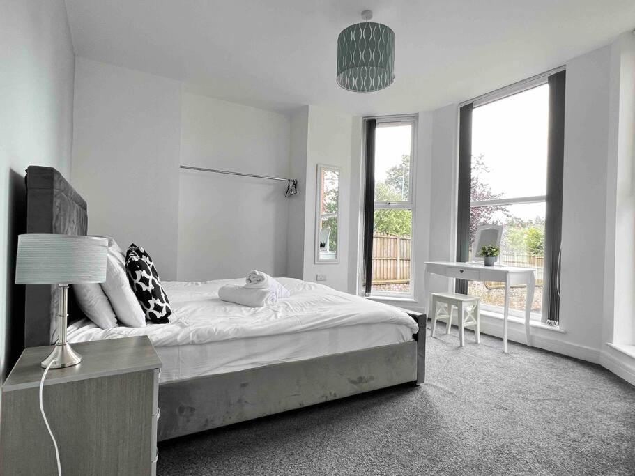 Free Parking - Cosy 2-br Flat Near Salford Royal Manchester