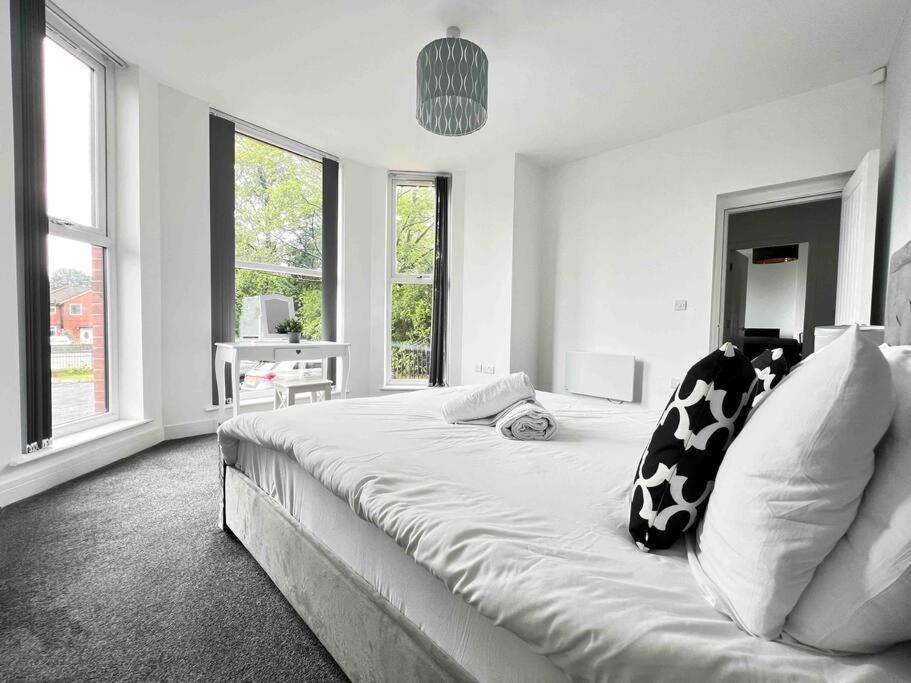 Free Parking - Cosy 2-br Flat Near Salford Royal * Manchester