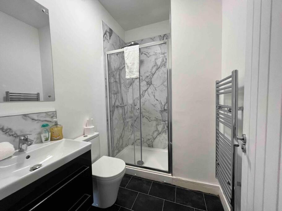 Free Parking - Cosy 2-br Flat Near Salford Royal