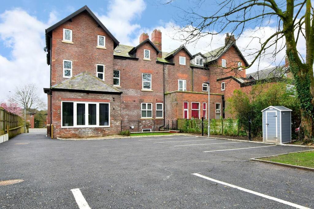 Free Parking - Cosy 2-br Flat Near Salford Royal * Manchester