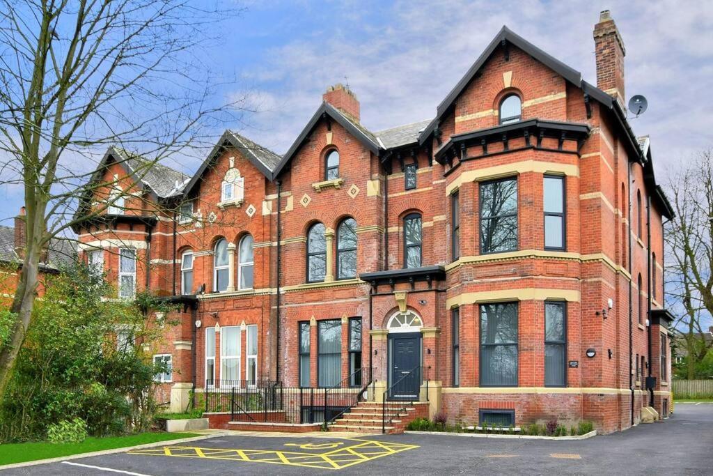 Free Parking - Cosy 2-br Flat Near Salford Royal Manchester